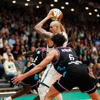 Maik Zirbes (Gladiators Trier) im Zweikampf mit Tylan Birts (Telekom Baskets Bonn) und Michael Kessens (Telekom Baskets Bonn), Vet Concept Gladiators Trier vs Telekom Baskets Bonn, Basketball, BBL Pokal, Achtelfinale, Saison 2025 2026, 17.10.2025 Vet Concept Gladiators Trier vs Telekom Baskets Bonn, Basketball, BBL Pokal, Achtelfinale, Saison 2025 2026, 17.10.2025 Copyright: xEibner-Pressefoto AlexanderxNeisx EP_ANS