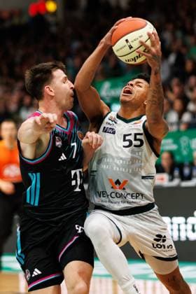 Eli Brooks (Gladiators Trier) im Zweikampf mit Grayson Murphy (Telekom Baskets Bonn), Vet Concept Gladiators Trier vs Telekom Baskets Bonn, Basketball, BBL Pokal, Achtelfinale, Saison 2025 2026, 17.10.2025 Vet Concept Gladiators Trier vs Telekom Baskets Bonn, Basketball, BBL Pokal, Achtelfinale, Saison 2025 2026, 17.10.2025 Copyright: xEibner-Pressefoto AlexanderxNeisx EP_ANS