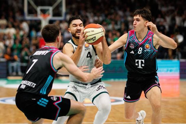 Clayton Guillozet (Gladiators Trier) im Zweikampf mit Grayson Murphy (Telekom Baskets Bonn) und Kenan Reinhart (Telekom Baskets Bonn), Vet Concept Gladiators Trier vs Telekom Baskets Bonn, Basketball, BBL Pokal, Achtelfinale, Saison 2025 2026, 17.10.2025 Vet Concept Gladiators Trier vs Telekom Baskets Bonn, Basketball, BBL Pokal, Achtelfinale, Saison 2025 2026, 17.10.2025 Copyright: xEibner-Pressefoto AlexanderxNeisx EP_ANS