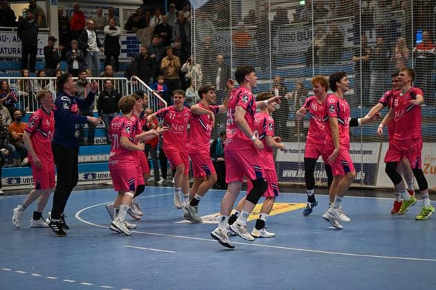 Deutschland, Handball, 2. Bundesliga, 8. Spieltag, 2025 2026, TSV Bayer Dormagen vs HSG Krefeld Niederrhein, 17.10.2025, TSV Bayer Sportcenter, Dormagen, Deutschland, Mannschaft von Bayer Dormagen feiert den Sieg Copyright: xMarkusxVerwimpx