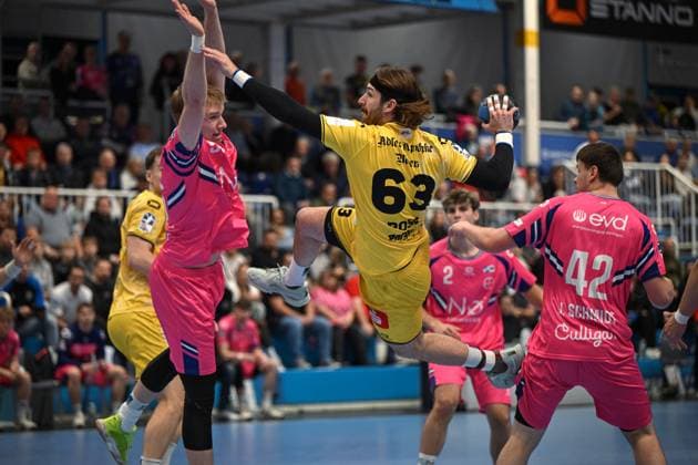 Deutschland, Handball, 2. Bundesliga, 8. Spieltag, 2025 2026, TSV Bayer Dormagen vs HSG Krefeld Niederrhein, 17.10.2025, TSV Bayer Sportcenter, Dormagen, Deutschland, Julius Rose (HSG Krefeld Niederrhein, 63) bei Torwurf Copyright: xMarkusxVerwimpx