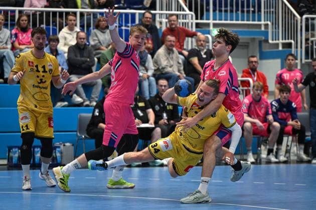 Deutschland, Handball, 2. Bundesliga, 8. Spieltag, 2025 2026, TSV Bayer Dormagen vs HSG Krefeld Niederrhein, 17.10.2025, TSV Bayer Sportcenter, Dormagen, Deutschland, Jörn Persson (HSG Krefeld Niederrhein, 34) wird von Luca Krist (TSV Bayer Dormagen, 2) unsanft gestoppt Copyright: xMarkusxVerwimpx