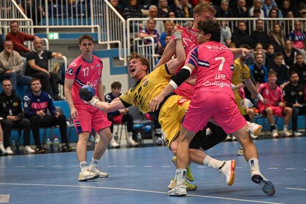 Deutschland, Handball, 2. Bundesliga, 8. Spieltag, 2025 2026, TSV Bayer Dormagen vs HSG Krefeld Niederrhein, 17.10.2025, TSV Bayer Sportcenter, Dormagen, Deutschland, Torwurf Niklas Ingenpaß (HSG Krefeld Niederrhein, 55) in Bedrängnis Copyright: xMarkusxVerwimpx