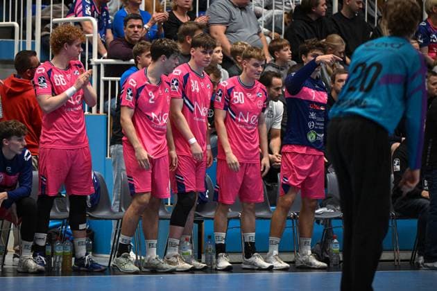 Deutschland, Handball, 2. Bundesliga, 8. Spieltag, 2025 2026, TSV Bayer Dormagen vs HSG Krefeld Niederrhein, 17.10.2025, TSV Bayer Sportcenter, Dormagen, Deutschland, Dormagener Ersatzspieler Copyright: xMarkusxVerwimpx