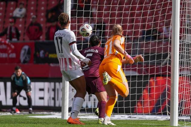 Eigentor, Treffer , Deutschland, Fussball, GooglePixel Frauen-Bundesliga, 7.Spieltag, 2025 2026, 1. FC Nürnberg vs. SC Freiburg, 18.10.2025, Max-Morlock-Stadion, Nürnberg, Deutschland DFB REGULATIONS PROHIBIT ANY USE OF PHOTOGRAPHS AS IMAGE SEQUENCES AND OR QUASI-VIDEO. Nürnberg Max-Morlock-Stadion Bayern Deutschland Copyright: xArnexAmbergx