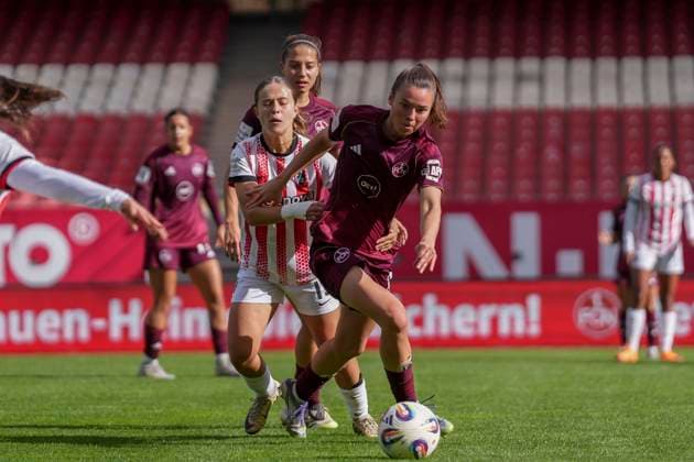 Nia Szenk (SC Freiburg, 19) im Zweikampf mit Julia Pollak (1. FC Nürnberg, 22) , Deutschland, Fussball, GooglePixel Frauen-Bundesliga, 7.Spieltag, 2025 2026, 1. FC Nürnberg vs. SC Freiburg, 18.10.2025, Max-Morlock-Stadion, Nürnberg, Deutschland DFB REGULATIONS PROHIBIT ANY USE OF PHOTOGRAPHS AS IMAGE SEQUENCES AND OR QUASI-VIDEO. Nürnberg Max-Morlock-Stadion Bayern Deutschland Copyright: xArnexAmbergx