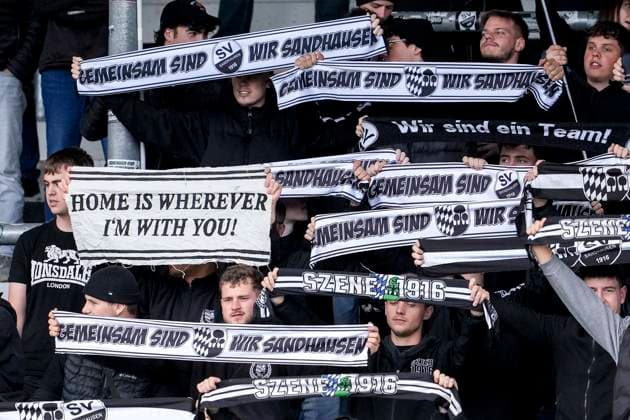 Die Ultras von xxx schwenken in der Fankurve ihre Fanschals, Heimfans, Fanblock, freuen sich aufs Spiel, Fans, Publikum, Zuschauer, Stimmung, Atmosphäre, Stadion, 18.10.2025, Sandhausen (Deutschland), Fussball, Regionalliga Südwest, SV Sandhausen - 1.FSV Mainz 05 II
