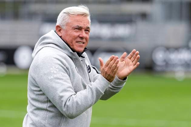 Olaf Janßen (Janssen, Trainer, Cheftrainer, SVS), gibt Anweisungen, gestikuliert, mit den Armen gestikulieren, Einzelbild, Einzelfoto, Aktion, Action, 18.10.2025, Sandhausen (Deutschland), Fussball, Regionalliga Südwest, SV Sandhausen - 1.FSV Mainz 05 II