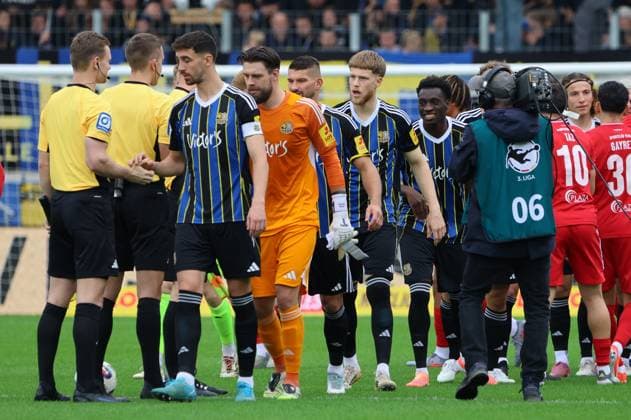 18.10.2025, Fussball, Herren, 3. Liga, Saison 2025 2026, 1. FC Saarbrücken - SC Verl, Sven Sonnenberg (1. FC Saarbruecken), Phillip Menzel (1. FC Saarbruecken), Kai Bruenker (1. FC Saarbruecken), Joel Bichsel (1. FC Saarbruecken), Abdoulaye Kamara (1. FC Saarbruecken) Saarbrücken Ludwigsparkstadion Saarland Deutschland (DE) Copyright: xSebastianxBachx
