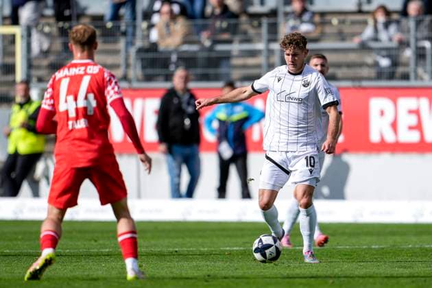 v.li.: Niklas Tauer (Mainz II, 44), Jahn Herrmann (SVS, 10), Aktion, Action, Spielszene, 18.10.2025, Sandhausen (Deutschland), Fussball, Regionalliga Südwest, SV Sandhausen - 1.FSV Mainz 05 II