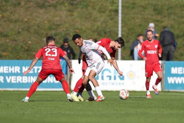 18.10.2025, xjcx, Herren, Fussball, Saison 2025 2026, Regionalliga Bayern, 14. Spieltag: TSV Aubstadt - FC Bayern Muenchen II Ingo Feser ( 23, TSV Aubstadt), Vincent Ugo Manuba ( 11, FC Bayern München II), Severo Sturm ( 11, TSV Aubstadt) Sulzfeld Schulstadion Aubstadt Bayern Deutschland