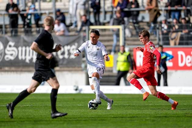 v.li.: Teoman Akmestanli (SVS, 23), Tim Müller (Mainz II, 22), Zweikampf, Spielszene, Duell, duel, tackle, tackling, Dynamik, Action, Aktion, 18.10.2025, Sandhausen (Deutschland), Fussball, Regionalliga Südwest, SV Sandhausen - 1.FSV Mainz 05 II