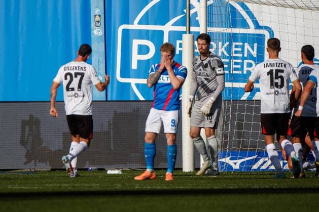 Andreas Voglsammer (Rostock) sind ist enträuscht, wütend, frustriert, sauer nach verschossenen Elfmeter; GER, FC Hansa Rostock vs. SV Wehen-Wiesbaden, Fußball, Männer, 3. Liga, 11.Spieltag, Spielzeit 2025 2026,18.10.2025 Rostock Ostseestadion Mecklenburg - Vorpommern Deutschland