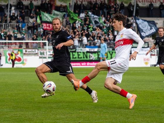 Zweikampf Kristian Boehnlein (1. FC Schweinfurth, 13) vs. Efe Korkut (VfB Stuttgart II, 11) GER, VfB Stuttgart II vs. 1. FC Schweinfurth, Fussball, 3. Liga, Spielzeit 2025 2026, 18.10.2025 GER, VfB Stuttgart II vs. 1. FC Schweinfurth, Fussball, 3. Liga, Spielzeit 2025 2026, 18.10.2025 Aspach Copyright: xEibner-Pressefoto CarstenxSchwerx EP_CSG