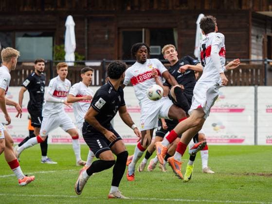 Dan-Axel Zagadou (VfB Stuttgart II, 43) rettet Ecke vor Jakob Tranziska (1. FC Schweinfurth, 17) GER, VfB Stuttgart II vs. 1. FC Schweinfurth, Fussball, 3. Liga, Spielzeit 2025 2026, 18.10.2025 GER, VfB Stuttgart II vs. 1. FC Schweinfurth, Fussball, 3. Liga, Spielzeit 2025 2026, 18.10.2025 Aspach Copyright: xEibner-Pressefoto CarstenxSchwerx EP_CSG