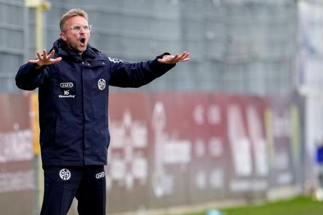 Benjamin Hoffmann (Trainer, Cheftrainer, Mainz U23), gibt Anweisungen, gestikuliert, mit den Armen gestikulieren, Einzelbild, Einzelfoto, Aktion, Action, 18.10.2025, Sandhausen (Deutschland), Fussball, Regionalliga Südwest, SV Sandhausen - 1.FSV Mainz 05 II