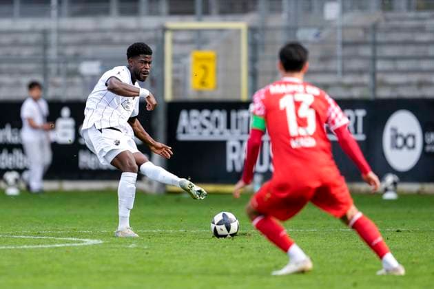 v.li.: Kwabe Schulz (SVS, 2), Yunus Malli (Mainz II, 13), Aktion, Action, Spielszene, 18.10.2025, Sandhausen (Deutschland), Fussball, Regionalliga Südwest, SV Sandhausen - 1.FSV Mainz 05 II