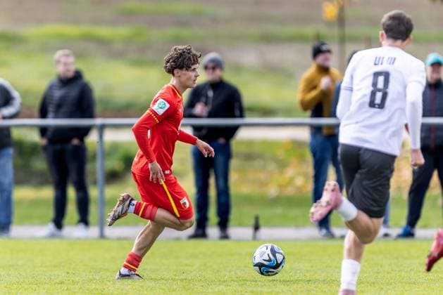 Fussball, Saison 2025 2026, U19-Junioren DFB-Nachwuchsliga, Sportplatz Albeck, 9. Spieltag, SSV Ulm 1846 Fußball U19 - FC Augsburg U19 5:4, 18.10.2025 18.10.2025, Fussball, Saison 2025 2026, U19-Junioren DFB-Nachwuchsliga, Sportplatz Albeck, 9. Spieltag, SSV Ulm 1846 Fußball U19 - FC Augsburg U19 5:4, 20 David Cömert (FC Augsburg U19) Foto: Lucca Fundel Albeck Sportplatz Albeck Baden-Württemberg Deutschland