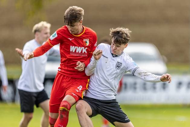 Fussball, Saison 2025 2026, U19-Junioren DFB-Nachwuchsliga, Sportplatz Albeck, 9. Spieltag, SSV Ulm 1846 Fußball U19 - FC Augsburg U19 5:4, 18.10.2025 18.10.2025, Fussball, Saison 2025 2026, U19-Junioren DFB-Nachwuchsliga, Sportplatz Albeck, 9. Spieltag, SSV Ulm 1846 Fußball U19 - FC Augsburg U19 5:4, v.l. 4 Niklas Hummel (FC Augsburg U19), 20 David Idt (SSV Ulm 1846 Fußball U19) Foto: Lucca Fundel Albeck Sportplatz Albeck Baden-Württemberg Deutschland
