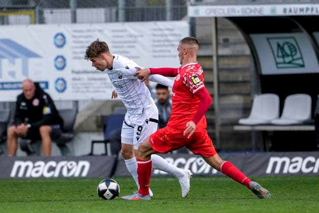 v.li.: Maximilian Wagner (SVS, 9), Philipp Schulz (Mainz II, 4), Zweikampf, Spielszene, Duell, duel, tackle, tackling, Dynamik, Action, Aktion, 18.10.2025, Sandhausen (Deutschland), Fussball, Regionalliga Südwest, SV Sandhausen - 1.FSV Mainz 05 II
