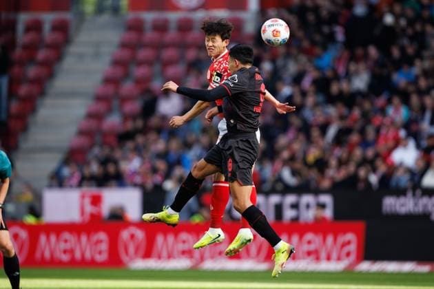 Jae Sung Lee (FSV Mainz 05) im Kopfballduell mit Ezequiel Fernandez (Bayer 04 Leverkusen), FSV Mainz 05 vs Bayer 04 Leverkusen, Fussball, 1. Bundesliga, 7. Spieltag, Saison 2025 2026, 18.10.2025 DFB regulations prohibit any use of photographs as image sequences and or quasi-video. FSV Mainz 05 vs Bayer 04 Leverkusen, Fussball, 1. Bundesliga, 7. Spieltag, Saison 2025 2026, 18.10.2025 Copyright: xEibner-Pressefoto AlexanderxNeisx EP_ANS