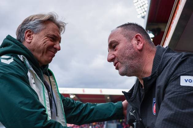 Cheftrainer Ole Werner (SV Werder Bremen), links, und Cheftrainer Frank Schmidt (1FC Heidenheim 1846) begruessen sich vor dem Spiel, 1. FC Heidenheim 1846 vs. SV Werder Bremen, DFL, Bundesliga, Saison 2025 2026, Voith Arena, Hinrunde, 7. Spieltag, 18.10.2025 DFB regulations prohibit any use of photographs as image sequences and or quasi-video Heidenheim Baden-Wuerttemberg Deutschland