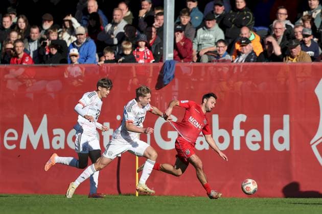 18.10.2025, xjcx, Herren, Fussball, Saison 2025 2026, Regionalliga Bayern, 14. Spieltag: TSV Aubstadt - FC Bayern Muenchen II Magnus Dalpiaz ( 2, FC Bayern München II), Anton Heinz ( 10, FC Bayern München II) und Timo Pitter ( 10, TSV Aubstadt) Sulzfeld Schulstadion Aubstadt Bayern Deutschland