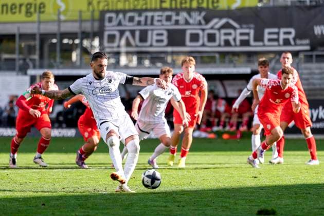 Torschütze Pascal Testroet (SVS, 37), Spieler vom SV Sandhausen (SVS), erzielt das Tor zum 2:2, Treffer, Torerfolg, Highlight, Action, Aktion, Spielszene, 18.10.2025, Sandhausen (Deutschland), Fussball, Regionalliga Südwest, SV Sandhausen - 1.FSV Mainz 05 II