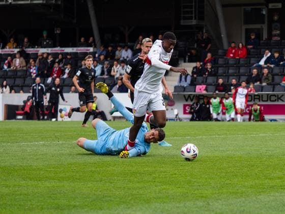 Maximilian Weisbaecker (1. FC Schweinfurth, 40) foult Mansour Ouro-Tagba (VfB Stuttgart II, 27) zum Elfmeter, zum 3:0 fuer VfB Stuttgart II GER, VfB Stuttgart II vs. 1. FC Schweinfurth, Fussball, 3. Liga, Spielzeit 2025 2026, 18.10.2025 GER, VfB Stuttgart II vs. 1. FC Schweinfurth, Fussball, 3. Liga, Spielzeit 2025 2026, 18.10.2025 Aspach Copyright: xEibner-Pressefoto CarstenxSchwerx EP_CSG