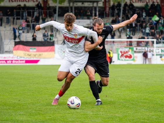 Zweikampf Christopher Olivier (VfB Stuttgart II, 24) vs. Manuel Wintzheimer (1. FC Schweinfurth, 25) GER, VfB Stuttgart II vs. 1. FC Schweinfurth, Fussball, 3. Liga, Spielzeit 2025 2026, 18.10.2025 GER, VfB Stuttgart II vs. 1. FC Schweinfurth, Fussball, 3. Liga, Spielzeit 2025 2026, 18.10.2025 Aspach Copyright: xEibner-Pressefoto CarstenxSchwerx EP_CSG