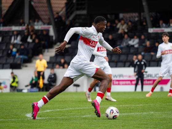 Mansour Ouro-Tagba (VfB Stuttgart II, 27) am Ball GER, VfB Stuttgart II vs. 1. FC Schweinfurth, Fussball, 3. Liga, Spielzeit 2025 2026, 18.10.2025 GER, VfB Stuttgart II vs. 1. FC Schweinfurth, Fussball, 3. Liga, Spielzeit 2025 2026, 18.10.2025 Aspach Copyright: xEibner-Pressefoto CarstenxSchwerx EP_CSG