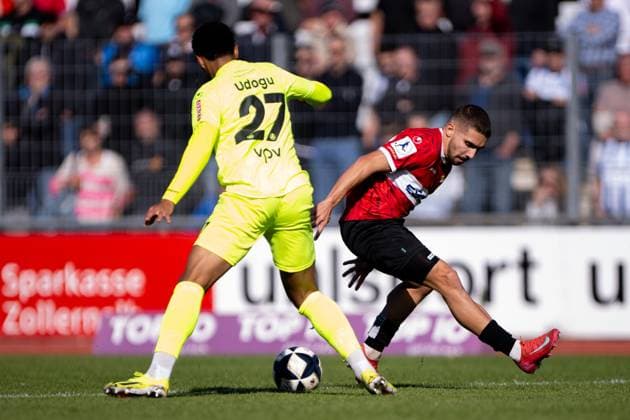 Jonas Braendle, (TSG Balingen, 27), rechts gegen David Udogu (SV Stuttgarter Kickers, 27), TSG Balingen vs. SV Stuttgarter Kickers, Fussball, Regionalliga Suedwest, 13. Spieltag, Saison 2025 2026, 18.10.2025, Eibner-Pressefoto Andreas Ulmer TSG Balingen vs. SV Stuttgarter Kickers, Fussball, Regionalliga Suedwest, 13. Spieltag, Saison 2025 2026, 18.10.2025, Balingen Copyright: xEibner-Pressefoto AndreasxUlmerx EP_AUR