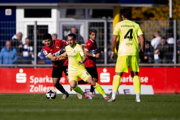 Halim Eroglu, (TSG Balingen, 34), gegen David Tomic (SV Stuttgarter Kickers, 08), TSG Balingen vs. SV Stuttgarter Kickers, Fussball, Regionalliga Suedwest, 13. Spieltag, Saison 2025 2026, 18.10.2025, Eibner-Pressefoto Andreas Ulmer TSG Balingen vs. SV Stuttgarter Kickers, Fussball, Regionalliga Suedwest, 13. Spieltag, Saison 2025 2026, 18.10.2025, Balingen Copyright: xEibner-Pressefoto AndreasxUlmerx EP_AUR