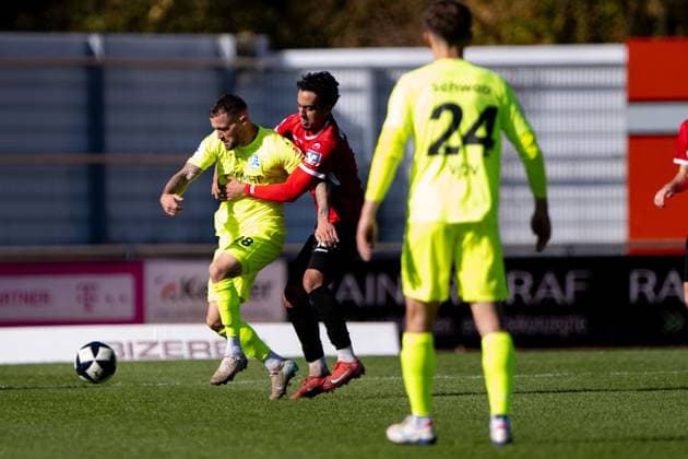 Lukas Kiefer (SV Stuttgarter Kickers, 28), links im Zweikampf mit Amnay Moutassime, (TSG Balingen, 18), TSG Balingen vs. SV Stuttgarter Kickers, Fussball, Regionalliga Suedwest, 13. Spieltag, Saison 2025 2026, 18.10.2025, Eibner-Pressefoto Andreas Ulmer TSG Balingen vs. SV Stuttgarter Kickers, Fussball, Regionalliga Suedwest, 13. Spieltag, Saison 2025 2026, 18.10.2025, Balingen Copyright: xEibner-Pressefoto AndreasxUlmerx EP_AUR