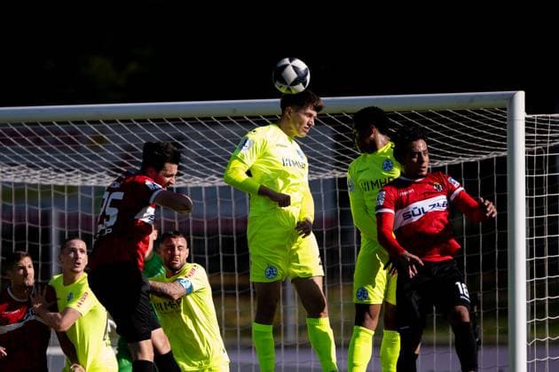 Kopfballduell im Stuttgarter Strafraum, rechts Amnay Moutassime, (TSG Balingen, 18), TSG Balingen vs. SV Stuttgarter Kickers, Fussball, Regionalliga Suedwest, 13. Spieltag, Saison 2025 2026, 18.10.2025, Eibner-Pressefoto Andreas Ulmer TSG Balingen vs. SV Stuttgarter Kickers, Fussball, Regionalliga Suedwest, 13. Spieltag, Saison 2025 2026, 18.10.2025, Balingen Copyright: xEibner-Pressefoto AndreasxUlmerx EP_AUR