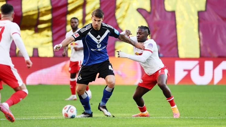RB Leipzig - Hamburg Bundesliga Leipzig, 18.10.2025, Red Bull Arena, Fußball, 1.Bundesliga, 7.Spieltag , RB Leipzig vs. Hamburger SV, Im Bild von links: Luka Vuskovic ( 44, HSV), Johan Bakayoko (9, RB Leipzig). , Nur zur redaktionellen Nutzung. Only editorial use. , DFL DFB regulations prohibit any use of photographs as image sequences and or quasi-video. ,