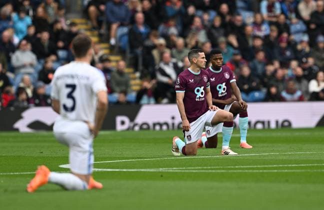 Players take a knee before kick off Burnley v Leeds United, Premier League, Football, Turf Moor, Burnley, UK - 18 Oct 2025Leeds Turf Moor United Kingdom EDITORIAL USE ONLY No use with unauthorised audio, video, data, fixture lists, club league logos or live services. Online in-match use limited to 120 images, no video emulation. No use in betting, games or single club league player publications. Copyright: xAnnaxGowthorpe Shutterstockx 15544973t