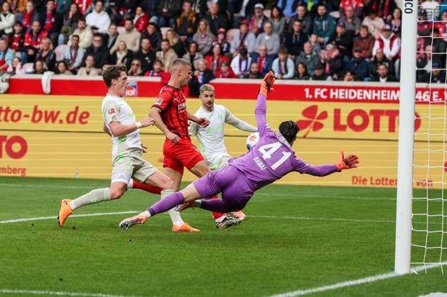 Jens Stage 6 (SV Werder Bremen) mit einer grossen Chance, gegen Diant Ramaj 41 (1FC Heidenheim 1846), mit Adrian Beck 21 (1FC Heidenheim 1846) und Romano Schmid 20 (SV Werder Bremen), 1. FC Heidenheim 1846 vs. SV Werder Bremen, DFL, Bundesliga, Saison 2025 2026, Voith Arena, Hinrunde, 7. Spieltag, 18.10.2025 DFB regulations prohibit any use of photographs as image sequences and or quasi-video Heidenheim Baden-Wuerttemberg Deutschland