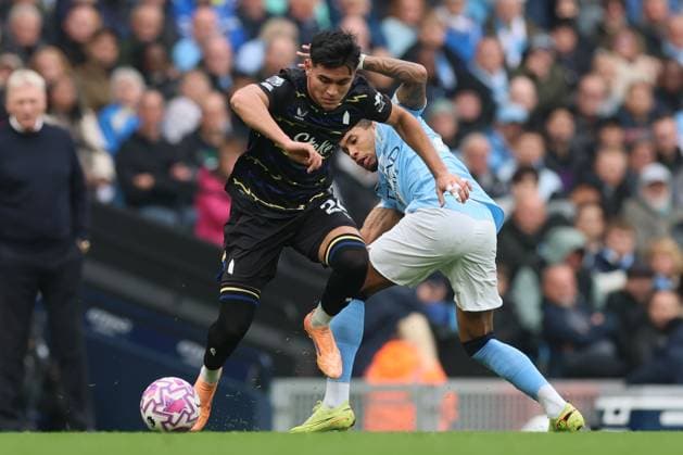 Savio of Manchester City and Carlos Alcaraz of Everton Manchester City v Everton, Premier League, Football, Etihad Stadium, Manchester, UK - 18 Oct 2025Manchester Etihad Stadium United Kingdom EDITORIAL USE ONLY No use with unauthorised audio, video, data, fixture lists, club league logos or live services. Online in-match use limited to 120 images, no video emulation. No use in betting, games or single club league player publications. Copyright: xPaulxCurrie Shutterstockx 15544977ae