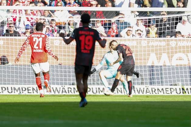 Alejandro Grimaldo (Bayer 04 Leverkusen, 20) r. Goal scored, erzielt das Tor zum 1:3, celebrate the goal 18.10.2025, Fussball, Bundesliga, 1. FSV Mainz 05 - Bayer 04 Leverkusen, GER, Mainz, MEWA ARENA, DFL REGULATIONS PROHIBIT ANY USE OF PHOTOGRAPHS AS IMAGE SEQUENCES AND OR QUASI-VIDEO. Copyright: HMBxMedia xHeikoxBecker