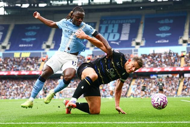 James Tarkowski of Everton and Jeremy Doku of Manchester City Manchester City v Everton, Premier League, Football, Etihad Stadium, Manchester, UK - 18 Oct 2025Manchester Etihad Stadium United Kingdom EDITORIAL USE ONLY No use with unauthorised audio, video, data, fixture lists, club league logos or live services. Online in-match use limited to 120 images, no video emulation. No use in betting, games or single club league player publications. Copyright: xPaulxCurrie Shutterstockx 15544977ah