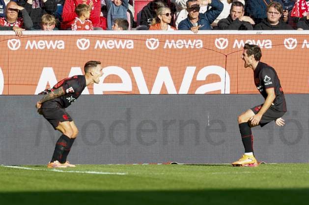 v.l. Torschuetze,Alejandro Grimaldo (Bayer 04 Leverkusen, 20) und Jonas Hofmann (Bayer 04 Leverkusen, 7), Jubel nach dem Tor zum 1:3, jubelnd, bejubelt, jubelt, jubeln, emotionen, 18.10.2025, Fussball, Bundesliga, 1. FSV Mainz 05 - Bayer 04 Leverkusen, GER, Mainz, MEWA ARENA, DFL REGULATIONS PROHIBIT ANY USE OF PHOTOGRAPHS AS IMAGE SEQUENCES AND OR QUASI-VIDEO. Copyright: HMBxMedia xHeikoxBecker