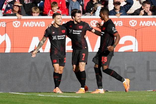 v.l. Torschuetze,Alejandro Grimaldo (Bayer 04 Leverkusen, 20), Jonas Hofmann (Bayer 04 Leverkusen, 7) und Christian Kofane (Bayer 04 Leverkusen, 35), Jubel nach dem Tor zum 1:3, jubelnd, bejubelt, jubelt, jubeln, emotionen, 18.10.2025, Fussball, Bundesliga, 1. FSV Mainz 05 - Bayer 04 Leverkusen, GER, Mainz, MEWA ARENA, DFL REGULATIONS PROHIBIT ANY USE OF PHOTOGRAPHS AS IMAGE SEQUENCES AND OR QUASI-VIDEO. Copyright: HMBxMedia xHeikoxBecker
