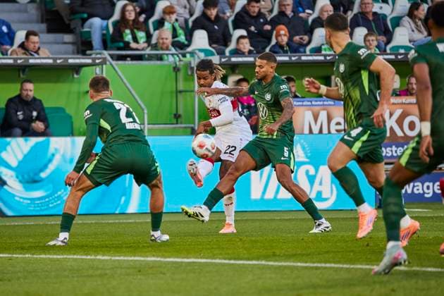 Lorenz Assignon (VfB Stuttgart 22) Vinicius Souza (VfL Wolfsburg 5) VfL Wolfsburg vs. VfB Stuttgart, Fussball Bundesliga, BL, Buli, Saison 2025 2026 18.10.2025 -Pressefoto Jan-Frederic Helbig VfL Wolfsburg vs. VfB Stuttgart, Fussball Bundesliga, BL, Buli, Volkswagen Arena, 1 Bundesliga, Saison 2025 2026, 18.10.2025 Wolfsburg Copyright: xEibner-Pressefoto Jan-FredericxHelbigx EP_JHG