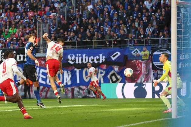 18.10.2025, xtgx, Fussball 1. Bundesliga, RB Leipzig - Hamburger SV emspor, v.l. Christoph Baumgartner (Leipzig, 14) schiesst Tor, schießt, Torschuetze, erzielt Tor, Treffer, scores the goal 1:0 (DFL DFB REGULATIONS PROHIBIT ANY USE OF PHOTOGRAPHS as IMAGE SEQUENCES and or QUASI-VIDEO) Leipzig
