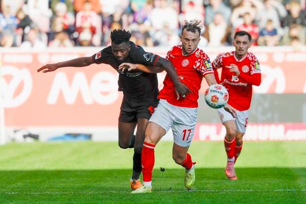 v.l. Edmond Tapsoba (Bayer 04 Leverkusen, 12) und Benedict Hollerbach (1.FSV Mainz 05, 17) im Zweikampf, 18.10.2025, Fussball, Bundesliga, 1. FSV Mainz 05 - Bayer 04 Leverkusen, GER, Mainz, MEWA ARENA, DFL REGULATIONS PROHIBIT ANY USE OF PHOTOGRAPHS AS IMAGE SEQUENCES AND OR QUASI-VIDEO. Copyright: HMBxMedia xHeikoxBecker
