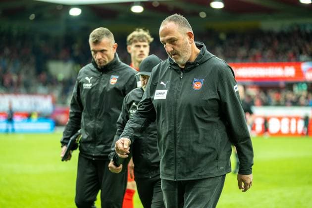 Bernhard Raab (FC Heidenheim, Co-Trainer), Frank Schmidt (FC Heidenheim, Chef-Trainer), GER, 1. FC Heidenheim vs. Werder Bremen, Fussball, Bundesliga, 7. Spieltag, Spielzeit 2025 2026, 18.10.2025, DFL DFB REGULATIONS PROHIBIT ANY USE OF PHOTOGRAPHS AS IMAGE SEQUENCES AND OR QUASI-VIDEO, GER, 1. FC Heidenheim vs. Werder Bremen, Fussball, Bundesliga, 7. Spieltag, Spielzeit 2025 2026, 18.10.2025 Heidenheim Copyright: xEibner-Pressefotox EP_EER