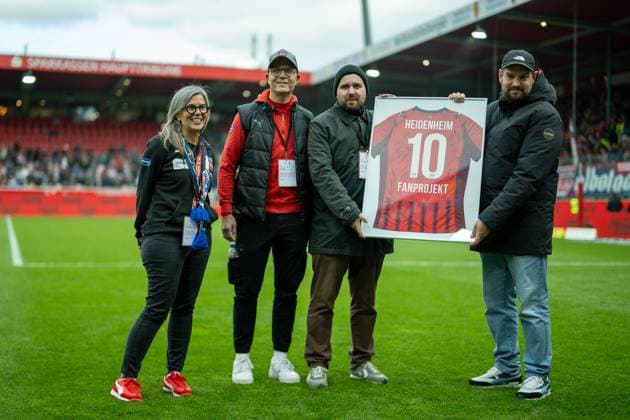 Auszeichnung des Qualitaetssigel fuer das Heidenheimer Fan Projekt, mit Petra Saretz (Vorstand Organisation und Lizenzierung) und Fabian Strauss, GER, 1. FC Heidenheim vs. Werder Bremen, Fussball, Bundesliga, 7. Spieltag, Spielzeit 2025 2026, 18.10.2025, DFL DFB REGULATIONS PROHIBIT ANY USE OF PHOTOGRAPHS AS IMAGE SEQUENCES AND OR QUASI-VIDEO, GER, 1. FC Heidenheim vs. Werder Bremen, Fussball, Bundesliga, 7. Spieltag, Spielzeit 2025 2026, 18.10.2025 Heidenheim Copyright: xEibner-Pressefotox EP_EER