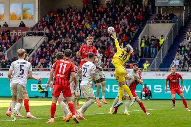 Torraumszene Chance Heidenheim Mio Backhaus (SV Werder Bremen, 30) klaert in letzter Not nach Kopfball Mikkel Kaufmann (FC Heidenheim, 29), GER, 1. FC Heidenheim vs. Werder Bremen, Fussball, Bundesliga, 07. Spieltag, Spielzeit 2025 2026, 18.10.2025, DFL DFB REGULATIONS PROHIBIT ANY USE OF PHOTOGRAPHS AS IMAGE SEQUENCES AND OR QUASI-VIDEO, GER, 1. FC Heidenheim vs. Werder Bremen, Fussball, Bundesliga, 07. Spieltag, Spielzeit 2025 2026, 18.10.2025 Heidenheim Copyright: xEibner-Pressefoto JanixPlessx EP_JPL