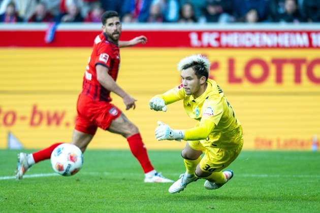 Stefan Schimmer (FC Heidenheim, 09), Torwart Mio Backhaus (SV Werder Bremen, 30), GER, 1. FC Heidenheim vs. Werder Bremen, Fussball, Bundesliga, 7. Spieltag, Spielzeit 2025 2026, 18.10.2025, DFL DFB REGULATIONS PROHIBIT ANY USE OF PHOTOGRAPHS AS IMAGE SEQUENCES AND OR QUASI-VIDEO, GER, 1. FC Heidenheim vs. Werder Bremen, Fussball, Bundesliga, 7. Spieltag, Spielzeit 2025 2026, 18.10.2025 Heidenheim Copyright: xEibner-Pressefotox EP_EER